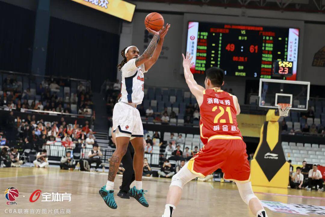 康利 37 岁仍征战 NBA!生涯赚 2.9 亿娇妻相伴,人生赢家实至名归
